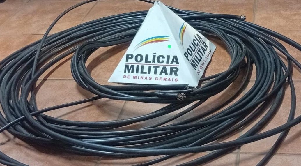 Dupla é presa em flagrante após furtar cerca de 40 metros de fios de telefonia em Poços
