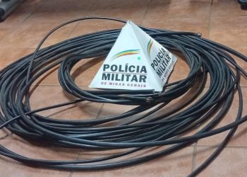Dupla é presa em flagrante após furtar cerca de 40 metros de fios de telefonia em Poços