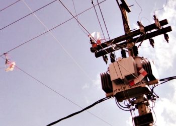 Homem é internado com queimaduras em 37% do corpo após sofrer descarga enquanto tentava furtar rede elétrica