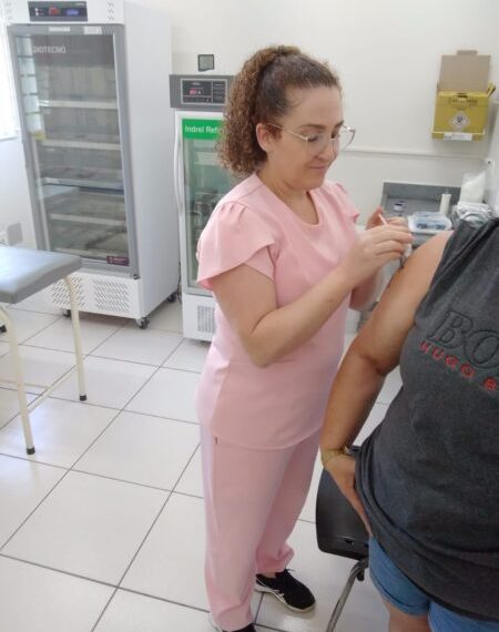 Poços reforça combate às doenças respiratórias no frio com vacinação e ações preventivas