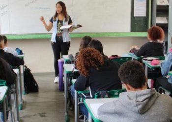 Governo de MG sanciona reajuste para professores da educação básica