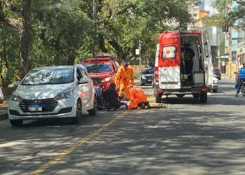 Motociclista fica ferida em acidente no centro de Poços de Caldas