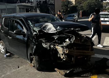 Mulher sofre mal súbito ao volante e bate em poste em Poços de Caldas