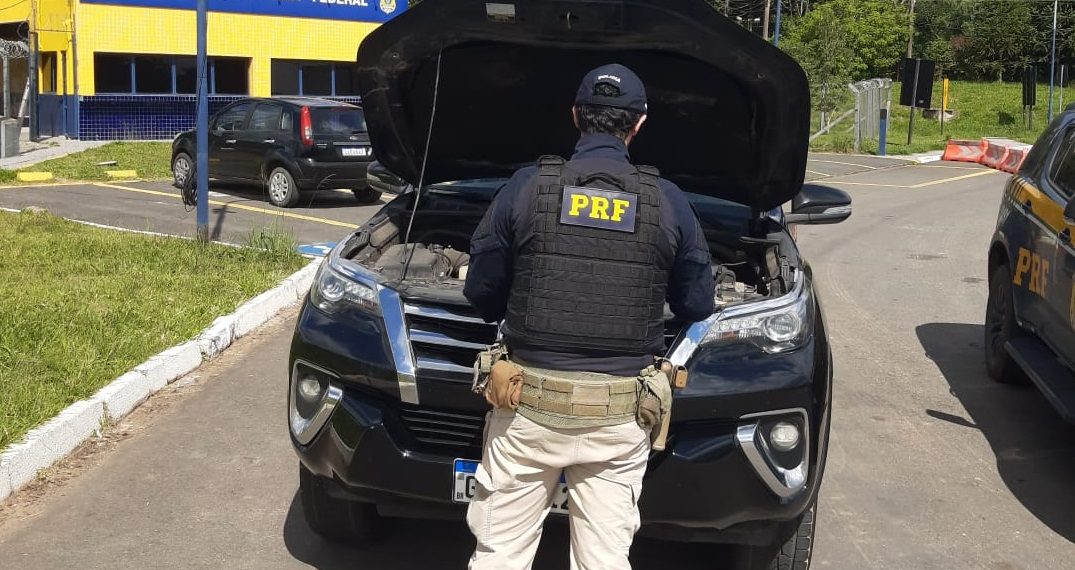 Veículo de luxo clonado é recuperado pela PRF em Poços de Caldas