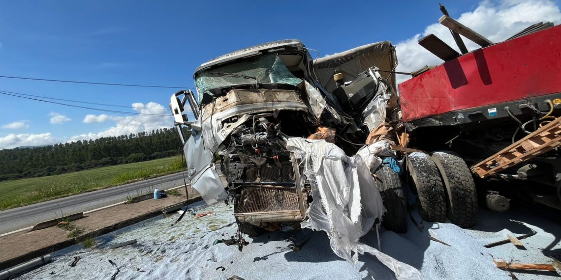 Acidente entre carretas na Rodovia do Contorno deixou duas vítimas feridas