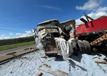 Acidente entre carretas na Rodovia do Contorno deixou duas vítimas feridas