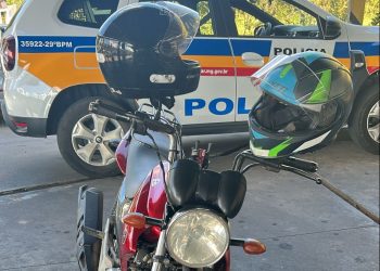 PM recupera moto furtada e suspeito foge em matagal; helicóptero e viaturas fazem buscas