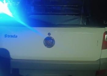 Homem tem carro cercado e leva três tiros em Caldas