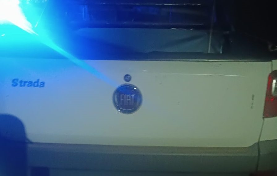 Homem tem carro cercado e leva três tiros em Caldas