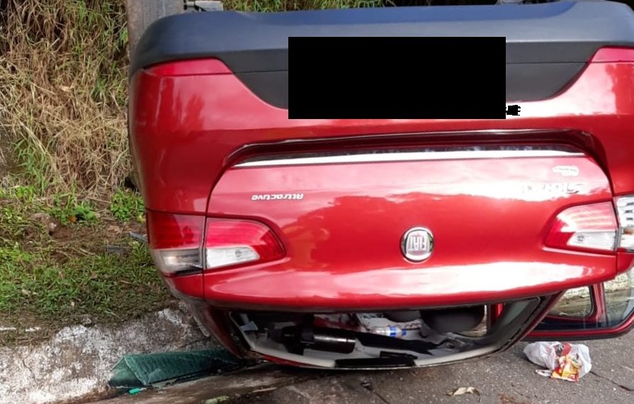 Capotamento deixa três pessoas feridas na BR-459