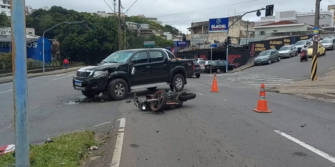 Motociclista fica ferido em colisão com caminhonete em Poços de Caldas