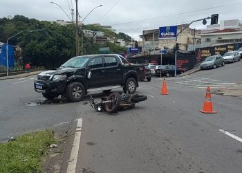 Motociclista fica ferido em colisão com caminhonete em Poços de Caldas