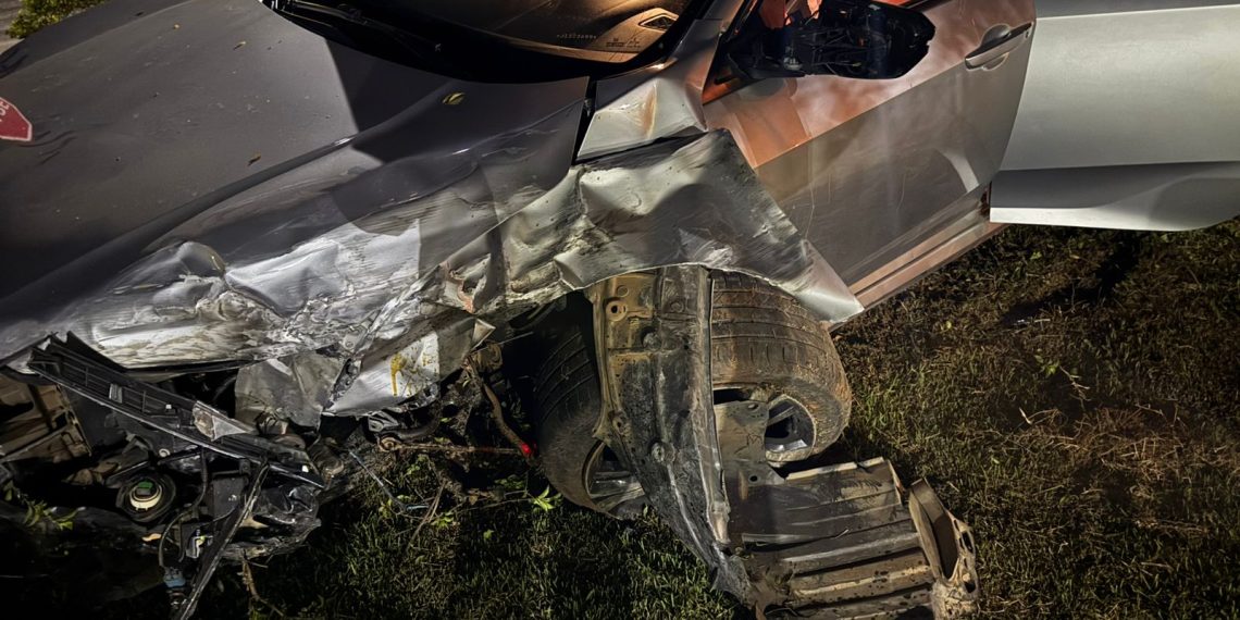 Jovem em alta velocidade desrespeita redutores e causa acidente em Campestre