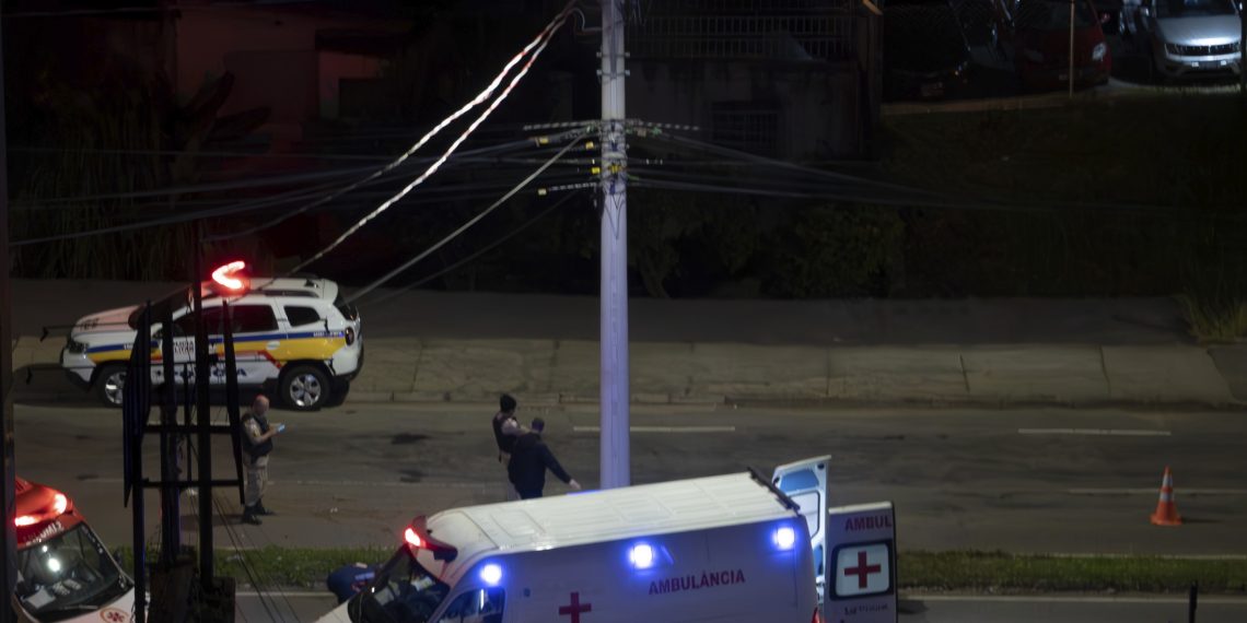 Dois ficam gravemente feridos após moto ser atingida por carro; motorista fugiu