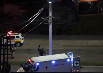 Dois ficam gravemente feridos após moto ser atingida por carro; motorista fugiu