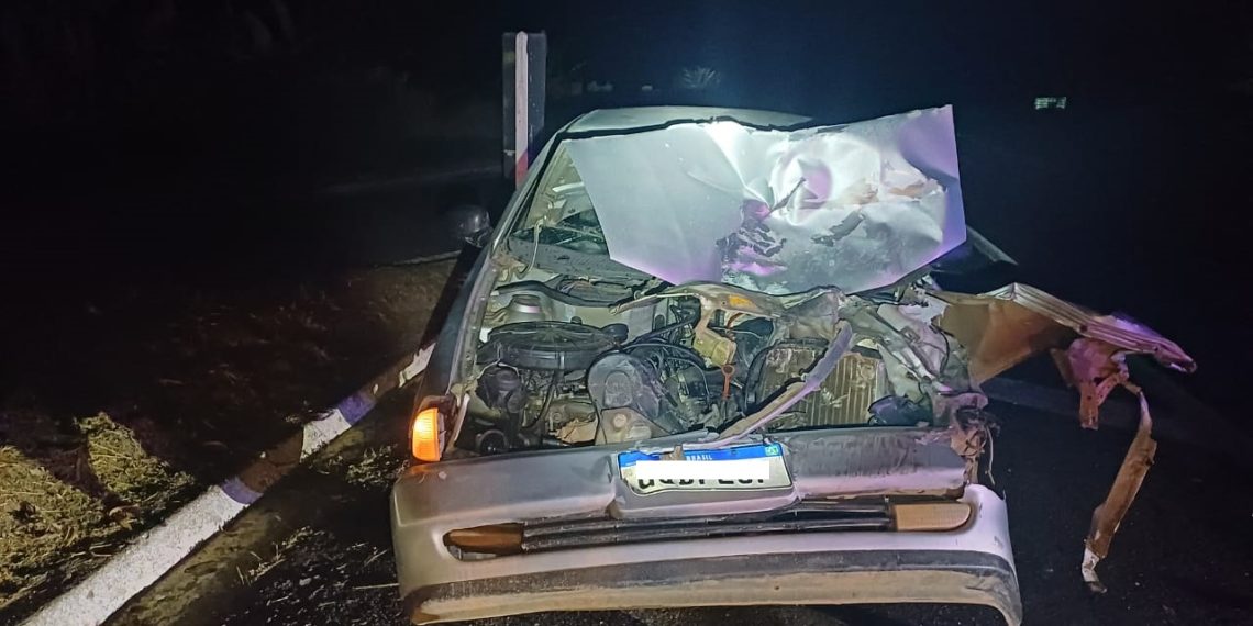 Colisão entre carro e caminhonete deixa uma pessoa ferida na BR-146