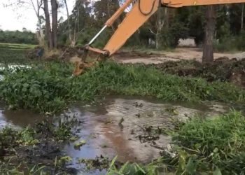 Prefeitura de Poços intensifica remoção de aguapés na represa Bortolan