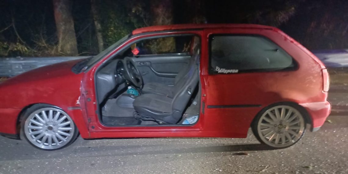 Porta de carro é arrancada em colisão com moto na BR-459; uma vítima ficou ferida