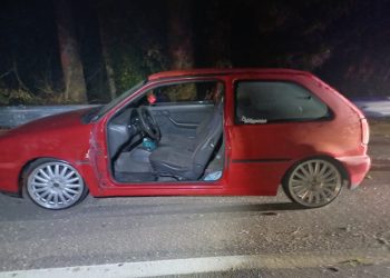 Porta de carro é arrancada em colisão com moto na BR-459; uma vítima ficou ferida
