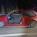 Porta de carro é arrancada em colisão com moto na BR-459; uma vítima ficou ferida