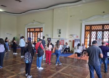 Mais de 100 pessoas são contratadas em feirão de empregos em Poços de Caldas