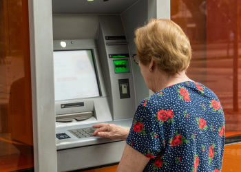 Aposentados do INSS que ganham mais que o mínimo começam a receber 13º