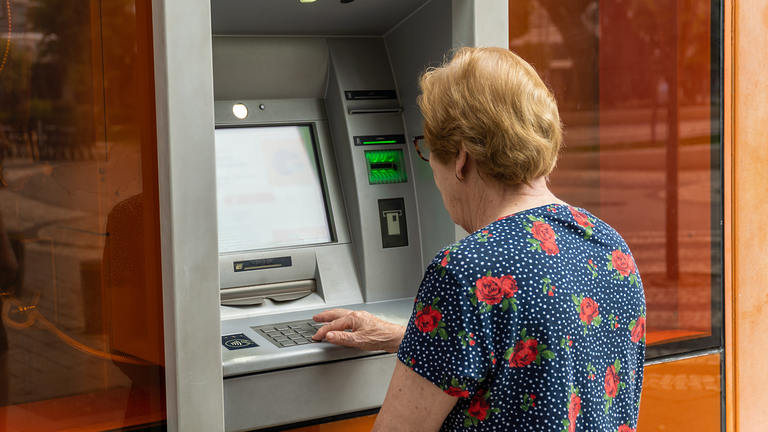 Aposentados do INSS que ganham mais que o mínimo começam a receber 13º