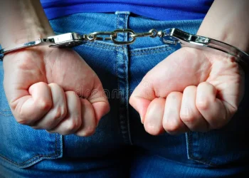 Homem é preso acusado de estuprar os próprios filhos