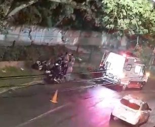 VÍDEO: Mulher fica ferida após cair de moto no Jardim Quisisana em Poços de Caldas