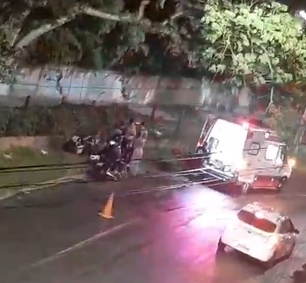 VÍDEO: Mulher fica ferida após cair de moto no Jardim Quisisana em Poços de Caldas
