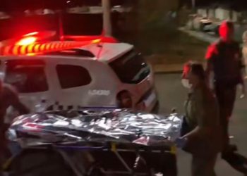 Dono de bar atira em suspeitos que tentavam assaltar seu estabelecimento; um morreu e outro ficou ferido