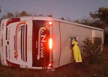 Mulher e criança de 4 anos morrem após ônibus cair em barranco no Sul de Minas