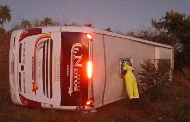 Mulher e criança de 4 anos morrem após ônibus cair em barranco no Sul de Minas