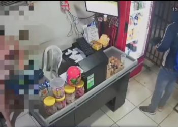 VÍDEO: comerciante reage a assalto, mata criminoso e deixa outro ferido