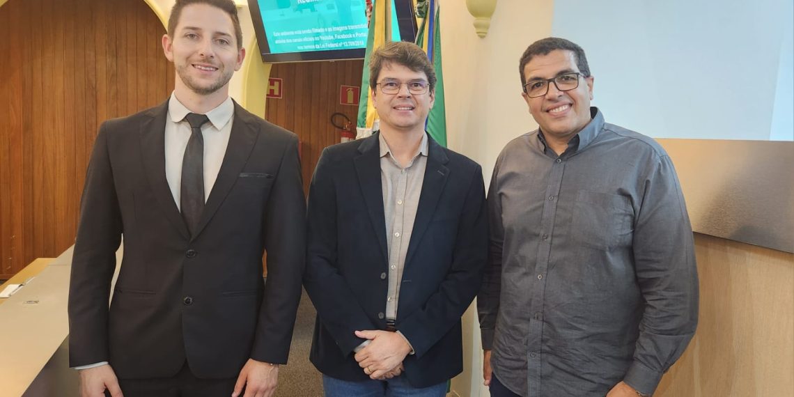 Vereadores encaminham Anteprojeto ao Executivo sugerindo criação da Escola de Idioma em Poços