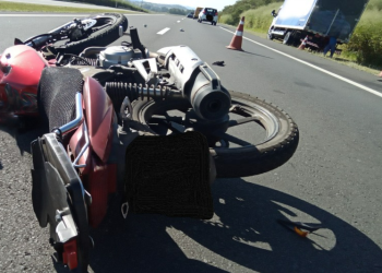Mulher morre após bater na traseira de caminhão na SP-342