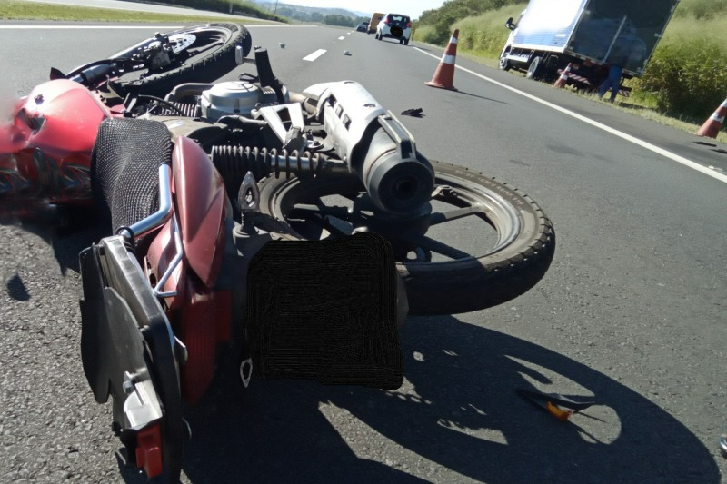 Mulher morre após bater na traseira de caminhão na SP-342