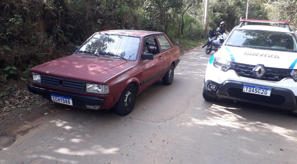 Três são detidos após furto de veículo e perseguição em Poços de Caldas