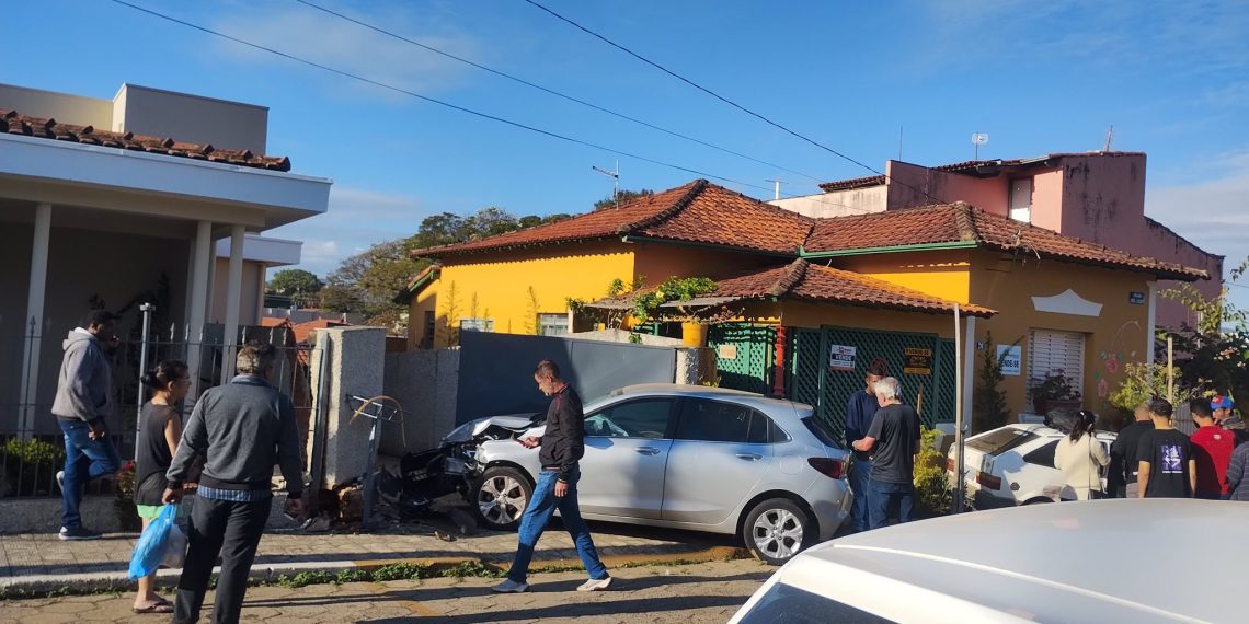 Duas pessoas ficam feridas após acidente entre carros em Andradas