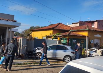Duas pessoas ficam feridas após acidente entre carros em Andradas