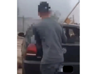 VÍDEO: Homem quebra carro de ex-esposa por não aceitar que ela ficasse com o veículo no Sul de Minas