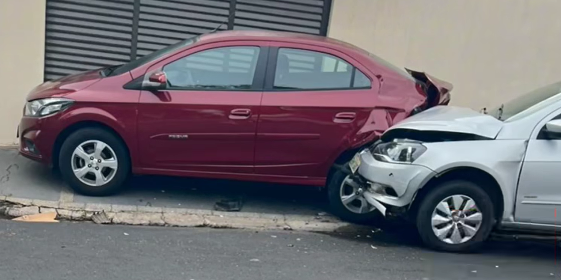Menino de 7 anos dirige carro dos pais e colide com veículo estacionado em Mococa