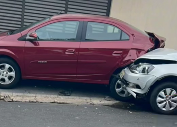 Menino de 7 anos dirige carro dos pais e colide com veículo estacionado em Mococa