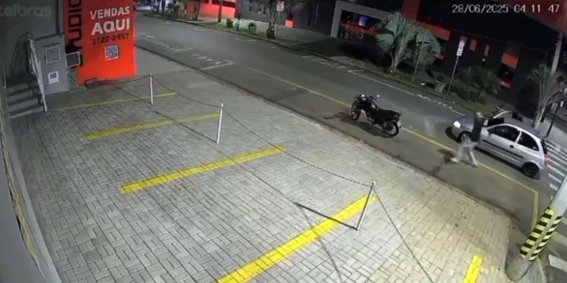 VÍDEO: imagens mostram ladrões de cones de trânsito em Poços de Caldas