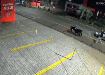 VÍDEO: imagens mostram ladrões de cones de trânsito em Poços de Caldas