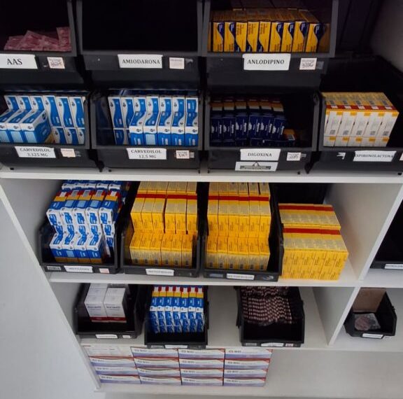 Saúde regulariza dívida milionária de 2024 para resolver falta de remédios em Poços