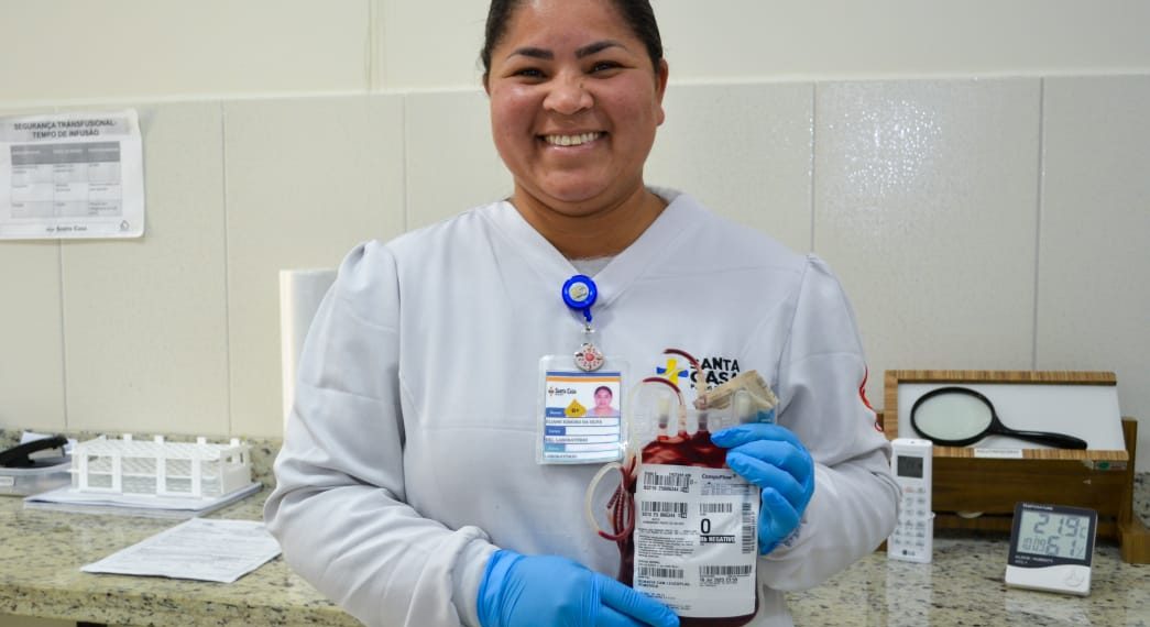 Exemplo: funcionária mais antiga da Agência Transfusional da Santa Casa de Poços, também é doadora de sangue