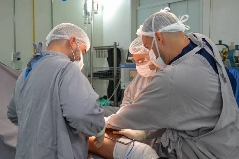 Cirurgia rara devolve mobilidade a paciente de Poços após mais de 40 anos