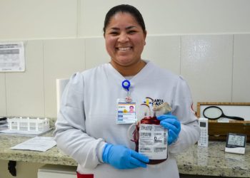 Exemplo: funcionária mais antiga da Agência Transfusional da Santa Casa de Poços, também é doadora de sangue