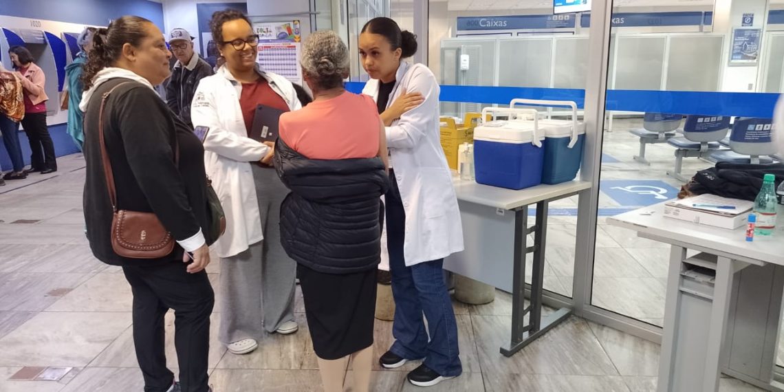 Ação na Caixa Econômica Federal vacina mais de 200 pessoas contra gripe em Poços de Caldas